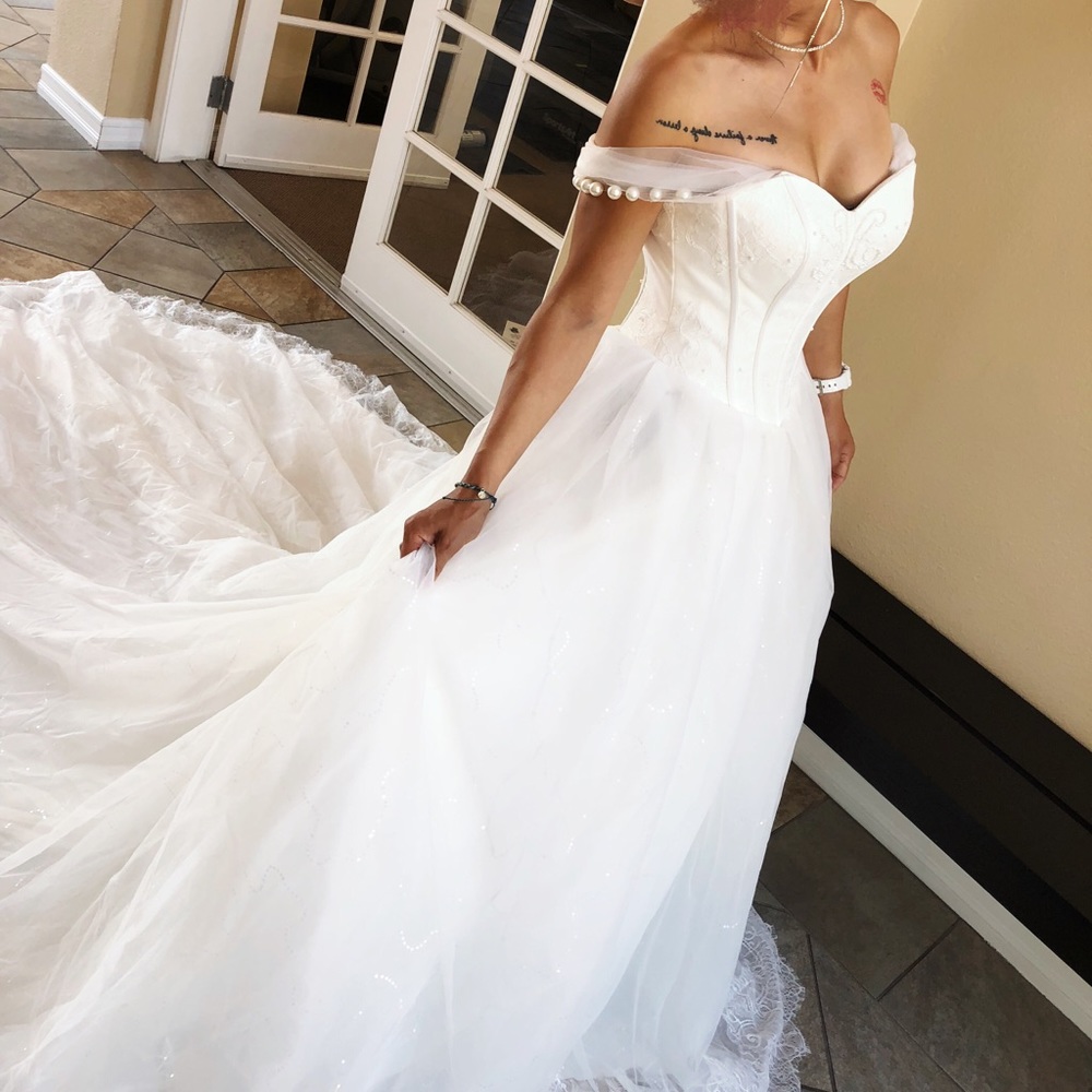 Long tail wedding gown NEW